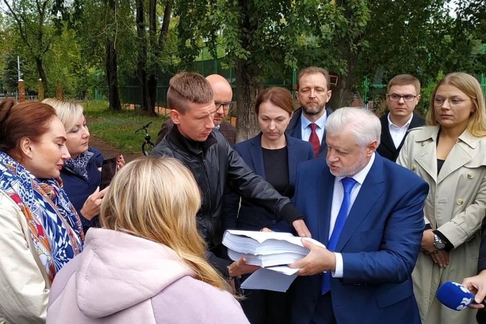 Сергею Миронову передали больше 10 тысяч подписей жителей Мотовилихи.