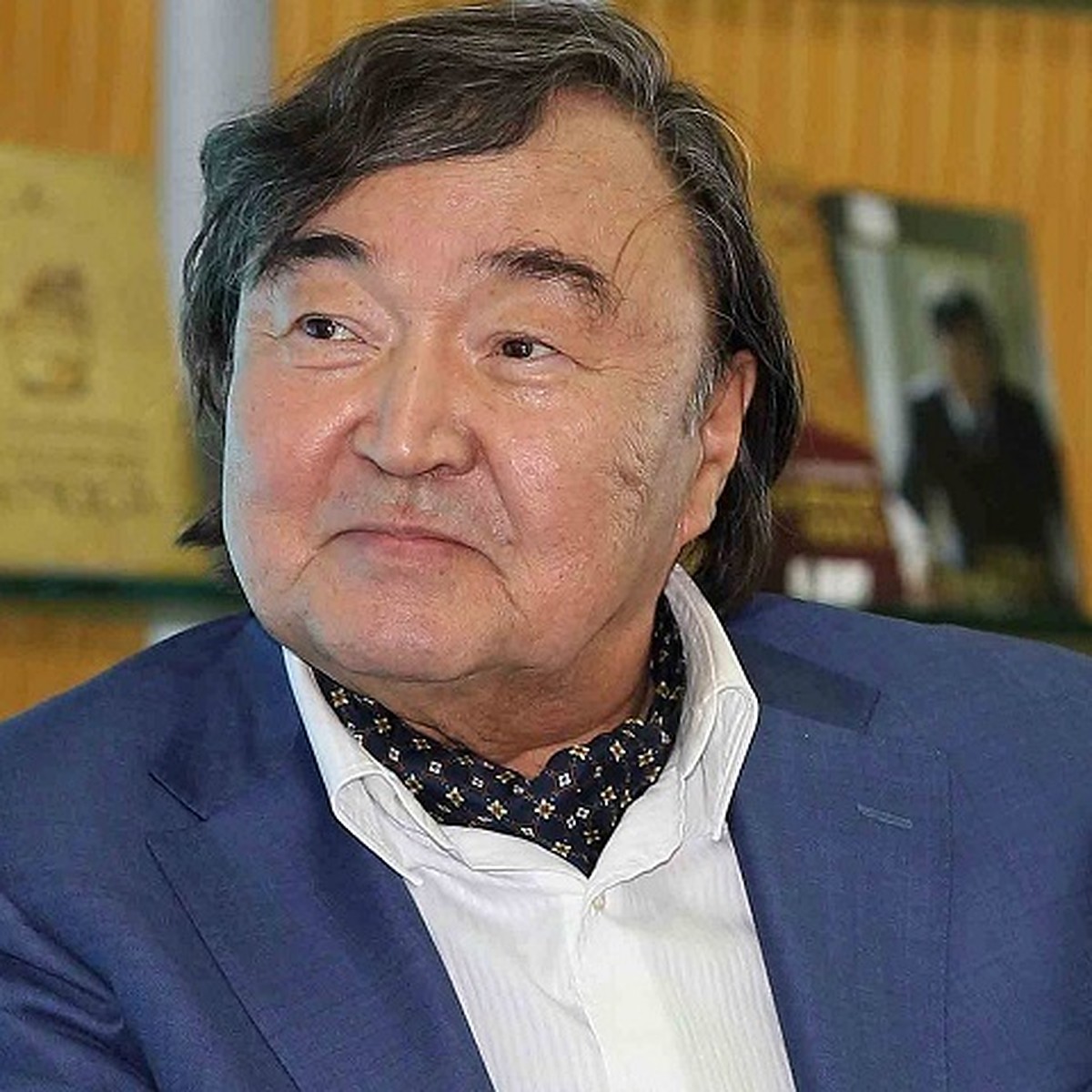 Анасы мен баласы порно көріп отыр