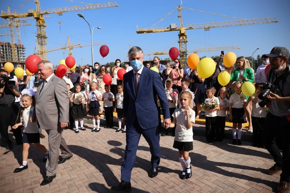 Алексей Логвиненко поздравил первоклашек, всех учеников, учителей и родителей с началом нового учебного года.