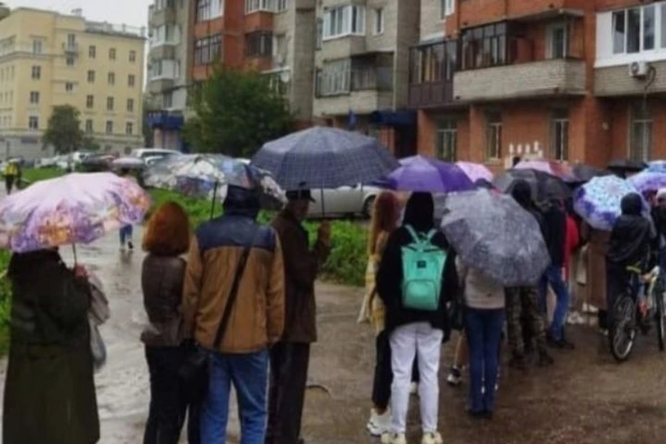 В Ярославле на замену проездного выстроилась километровая очередь. ФОТО: группа "Жесть Ярославль" ВКонтакте