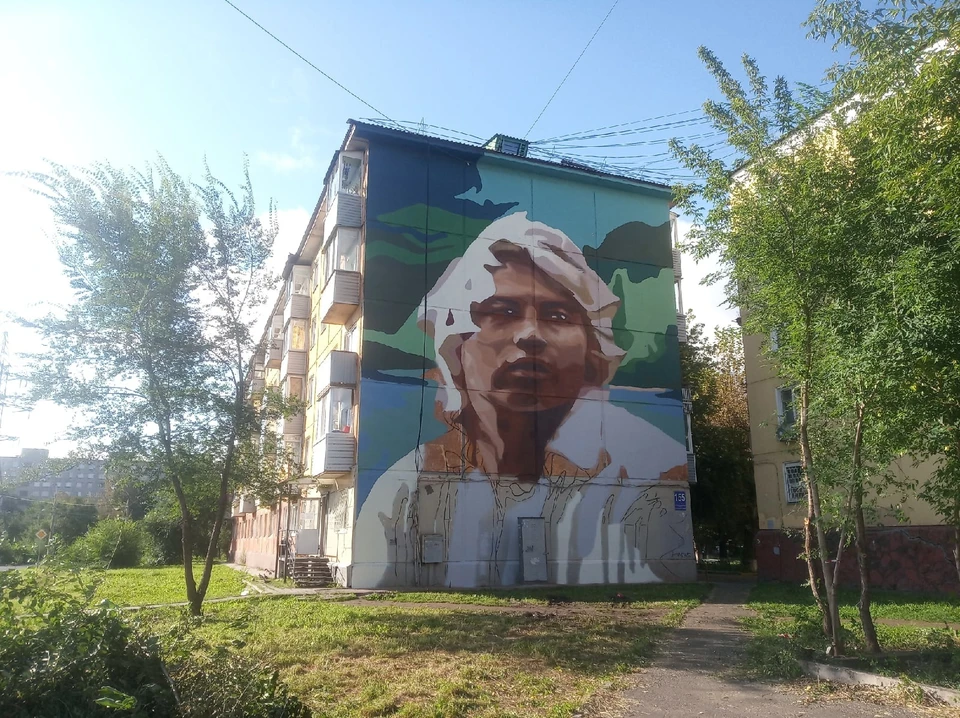В Красноярске на стене дома появился портрет Дмитрия Хворостовского. Фото: МУЖЩИНСКИЙ Андрей