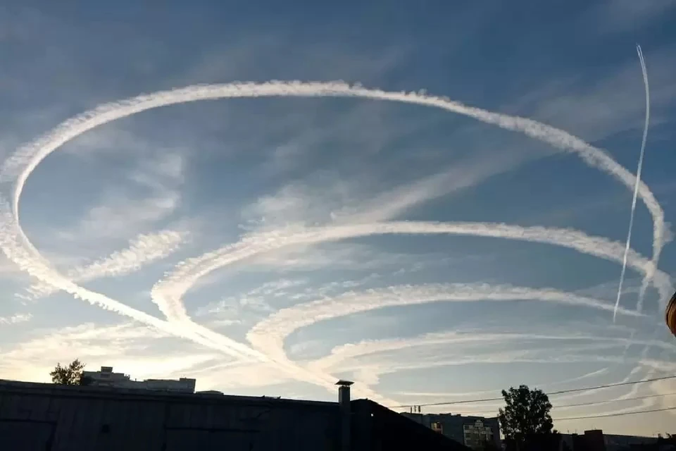 Один из самолетов сделал уже 7 кругов над городом. Фото: читатели КП-Новосибирск