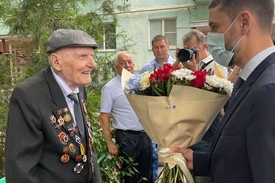 Почётную грамоту и цветы Вадиму Терновому вручил замгубернатора Артем Хохлов. Фото: сайт правительства РО