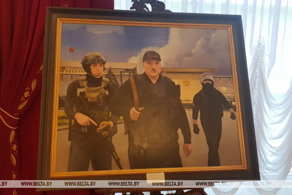 Картину с изображением Лукашенко с автоматом разместили во Дворце независимости. Фото: БелТА