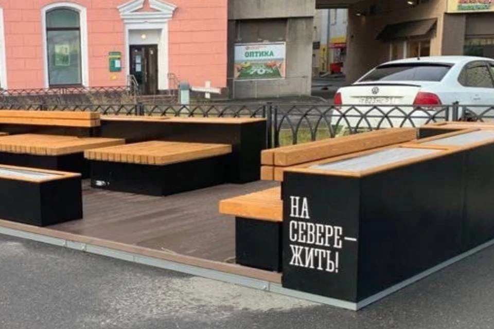 Парклет - это платформа со скамейками и столиками. Фото: правительство Мурманской области