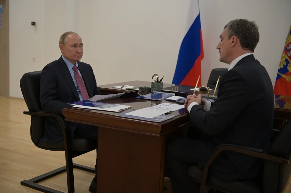 Владимир Путин обсудил с губернатором Василием Орловым важные для региона вопросы. Фото: пресс-служба правительства Амурской области.