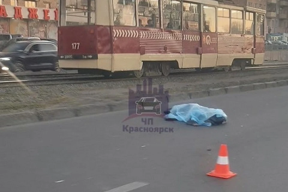 В Красноярске водитель на ВАЗе насмерть сбил пешехода. Фото: ЧП Красноярск