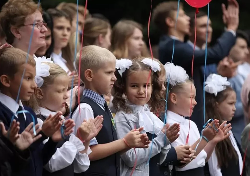 Школьник начало. Обморок на линейке. Школа 19 Воронеж 1 сентября 2017 года. Школа 77 первое сентября Воронеж. С 1 сентября фото Воронеж.