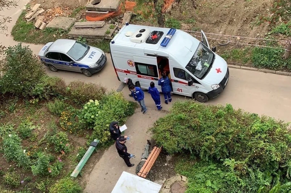 В Алексине Тульской области весь день на улице лежит мертвое тело