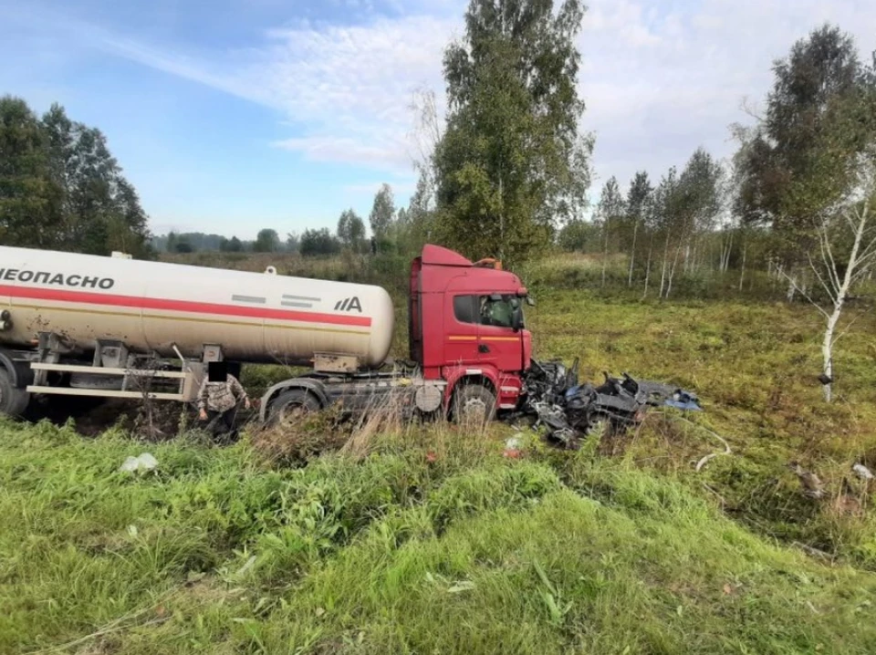 В результате ДТП два человека из легкового автомобиля погибли, один - доставлен в больницу.