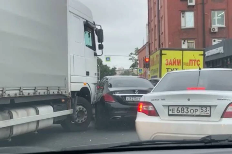 ДТП фуры и "Мерседеса" перекрыло движение по Лиговскому проспекту в Петербурге