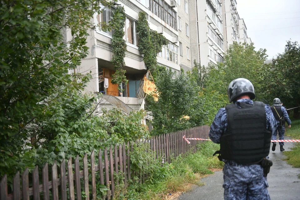 Взрывной волной выбило стекла. К счастью, стены дома не пострадали