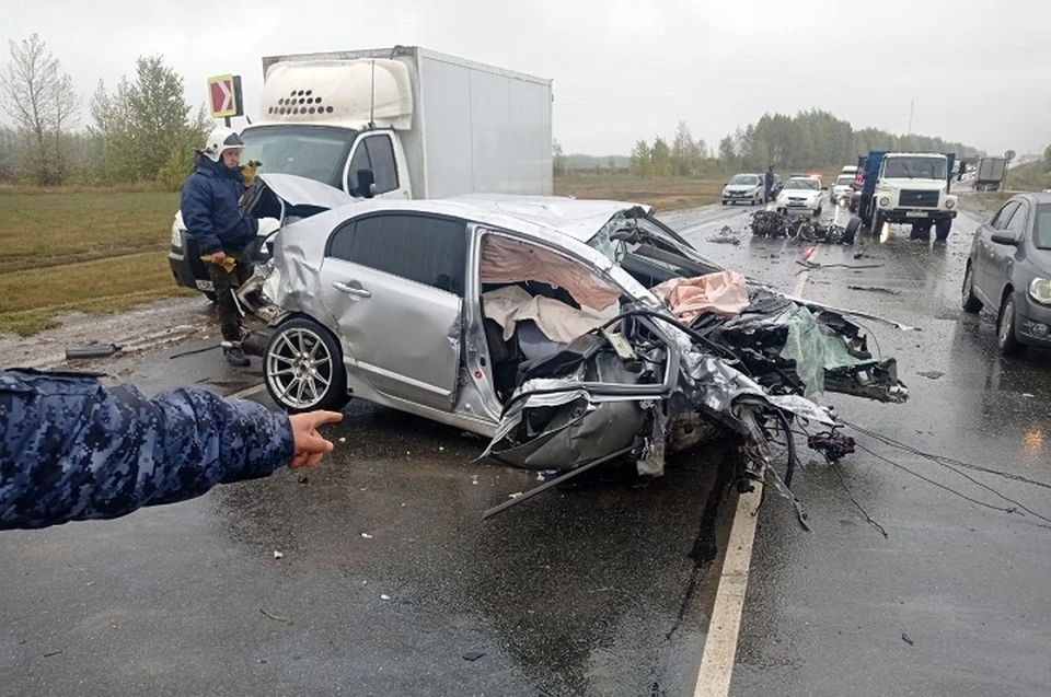 Водитель легковушки, которая врезалась в транспорт с пассажирами, скончался на месте аварии. Фото: ГИБДД Татарстана