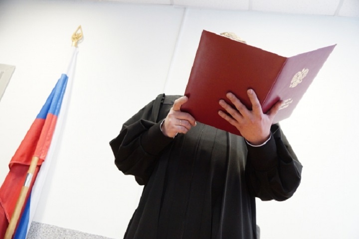 Женщину суд отправил в камеру до 7 ноября 2021 года.