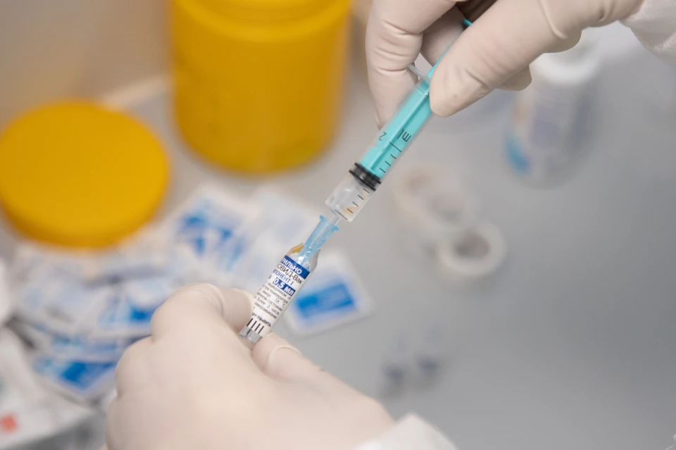 Эпидемиолог: Интервал между прививками от гриппа и COVID-19 должен составлять 30 дней