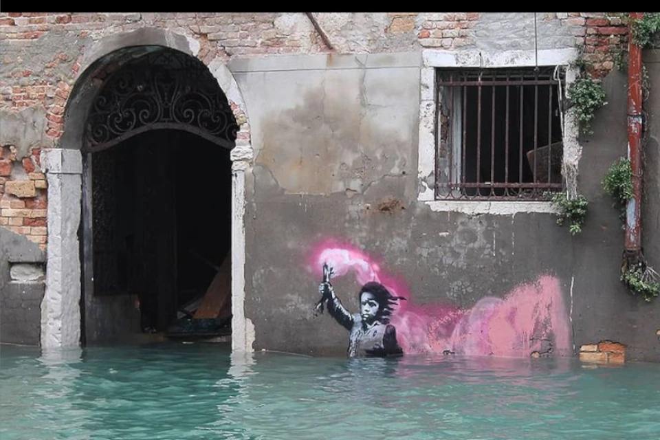 Одна из работ загадочного бунтаря Бэнкси в Венеции. Фото: instagram.com/banksy/