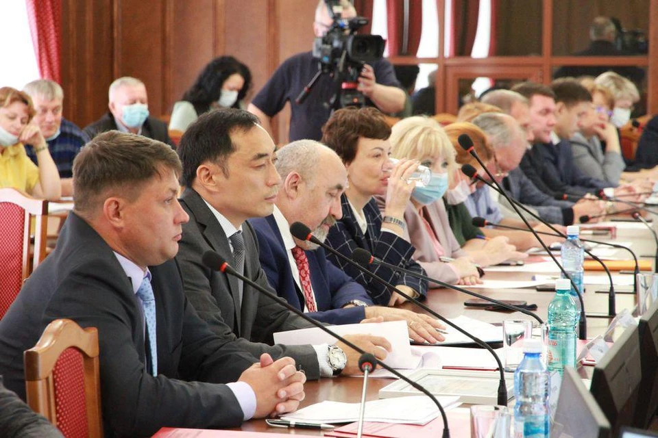 Депутаты поддержали идею с покупкой компьютеров для многодетных семей. Фото: предоставлено Законодательным собранием Новосибирской области.