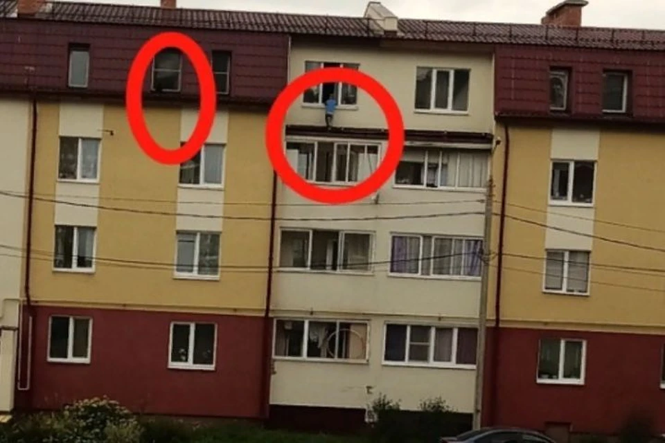 В Ярославской области ребенок вылез на козырек балкона за кошкой. ФОТО: группа "Жесть Ярославль" ВКонтакте