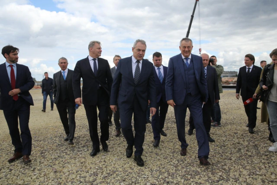 Стройку нового предприятия посетил губернатор Ленобласти. Фото предоставлено пресс-службой Правительства Ленобласти.