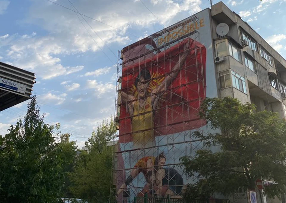 Изображение Айсулуу Тыныбековой появилось в центре Бишкека (Фото: Чолпон@yellwbluegreen).