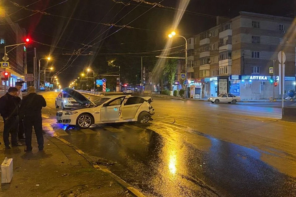 Один из автомобилей отбросило на рекламный щит. Фото: отдел пропаганды ГИБДД по Ростовской области.