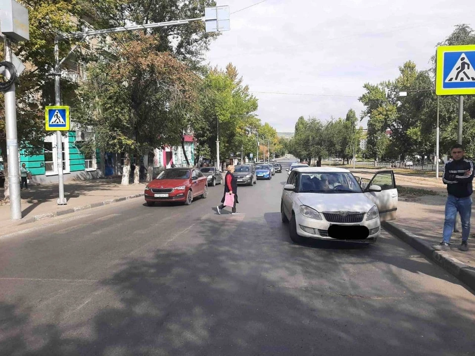 Женщина переходила дорогу по пешеходному переходу