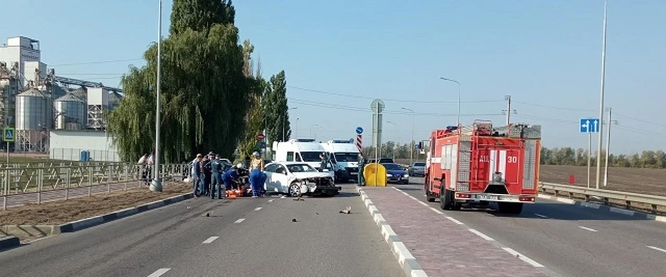 При столкновении автомобилей оба водителя пострадали.