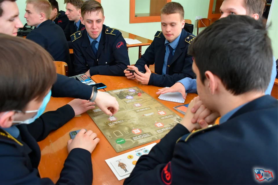 Такая настольная игра - отличная возможность проверить и улучшить свои знания по истории. Фото: ГКУ НСО «Центр патриотического воспитания».