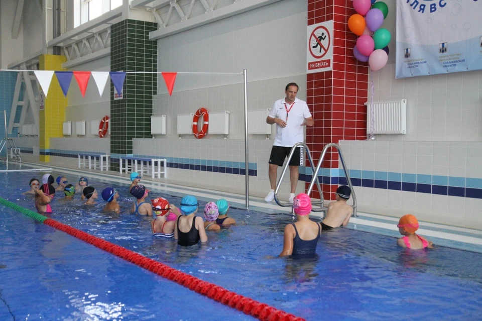 По итогу занятий ребята должны научиться держаться на воде, а самые талантливые уже смогут проплыть 25 метров, – отметил тренер Сергей Мелешков.