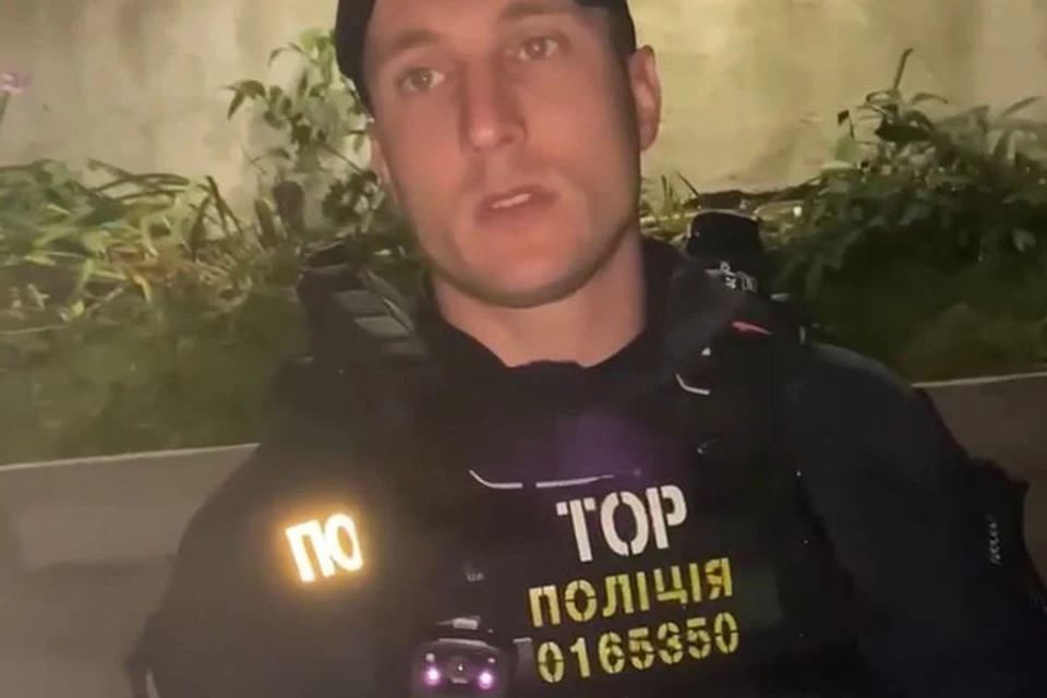 Украинка возмутилась русской речью и напомнила стражу порядка, что на Украине действует закон, согласно которому представители органов власти должны разговаривать на "мове" и уверяла, что не понимает язык агрессора.