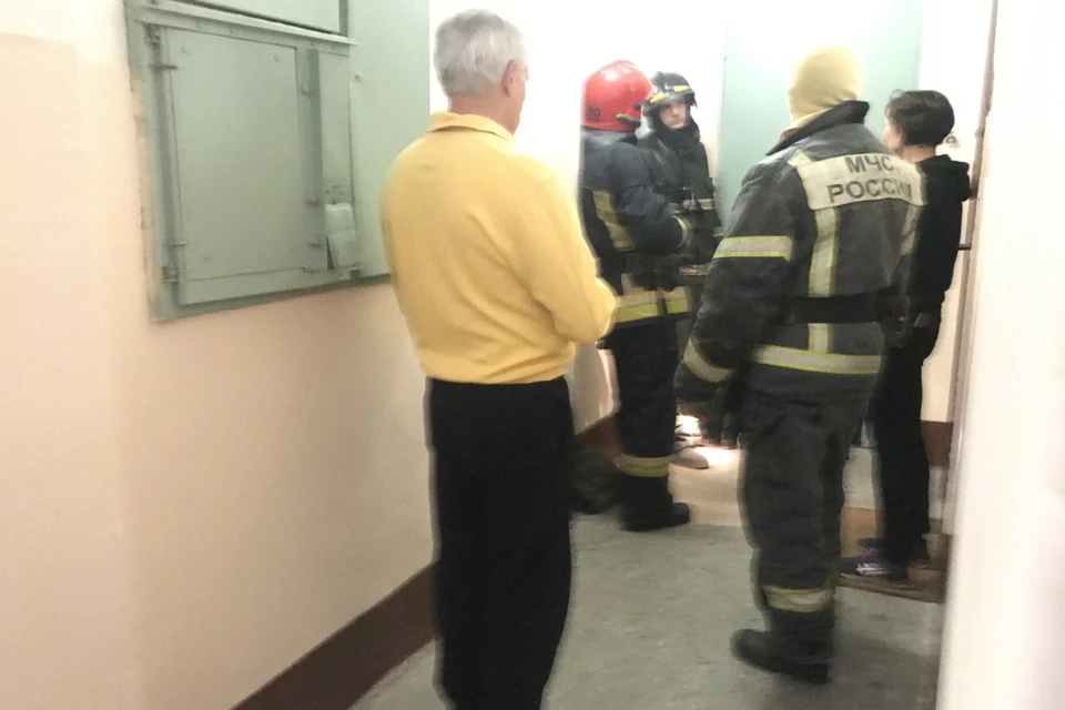 В Петербурге спасатели помогли "скорой" попасть в квартиру пенсионерки.
