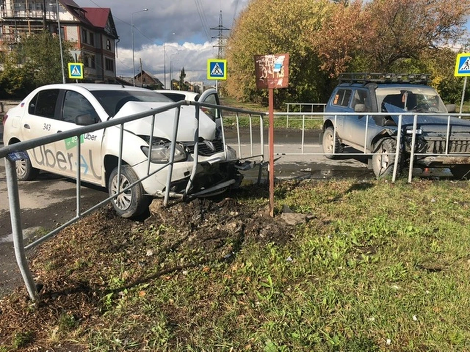 У Московского тракта в Тюмени в ДТП с такси пострадали три человека.