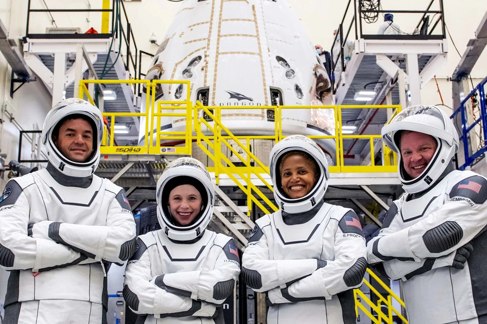 Space X вообще отколол невиданную штуку – все четверо на борту Crew Dragon – гражданские астронавты