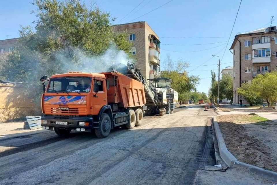 На Депутатской обновляют разбитую дорогу.