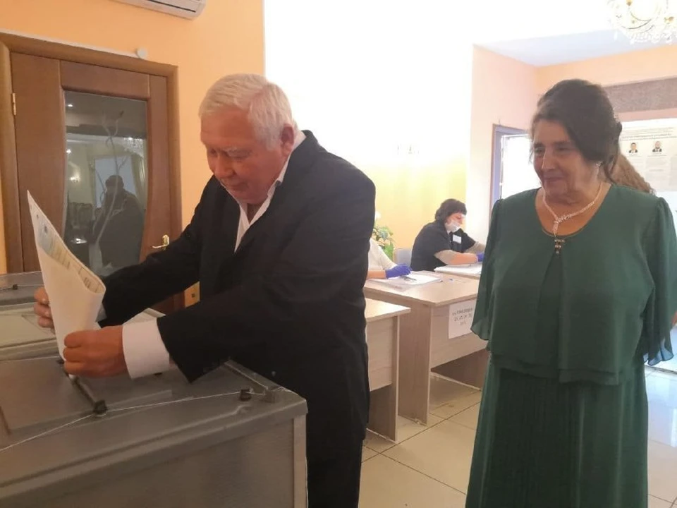 В Кузбассе супружеская пара отметила золотой юбилей прямо на избирательном участке.