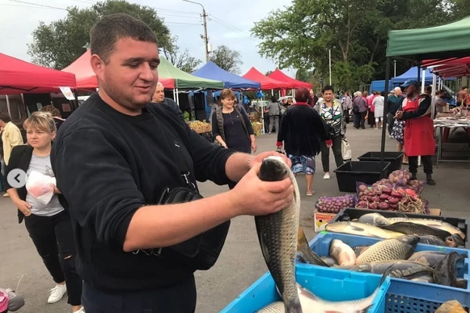 В Керчи на ярмарке представлены сельхозтовары и морская продукция. Фото: Юрий Гоцанюк/Instagram