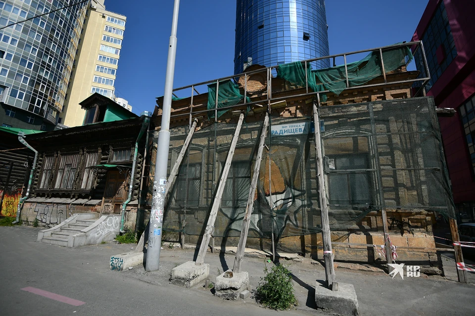 Одну из стен разрушающегося особняка, уже больше 10 лет подпирали огромные бревна