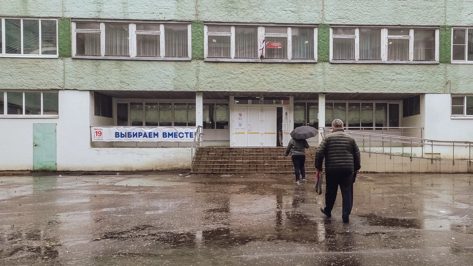 Воронежцы шли на выборы под проливным дождем.