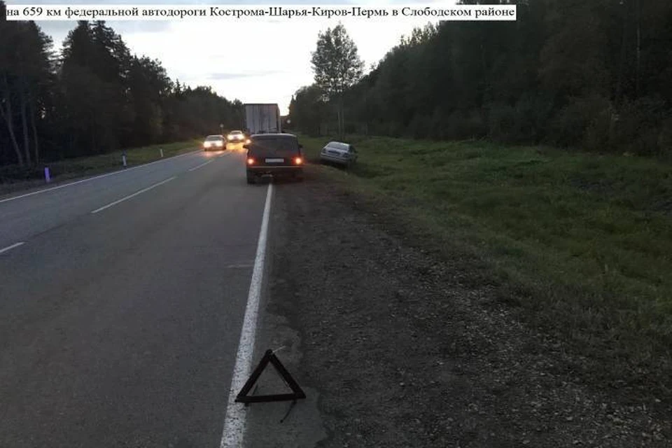 Водитель иномарки не справился с управлением и съехал в кювет. Фото: vk.com/gibdd43