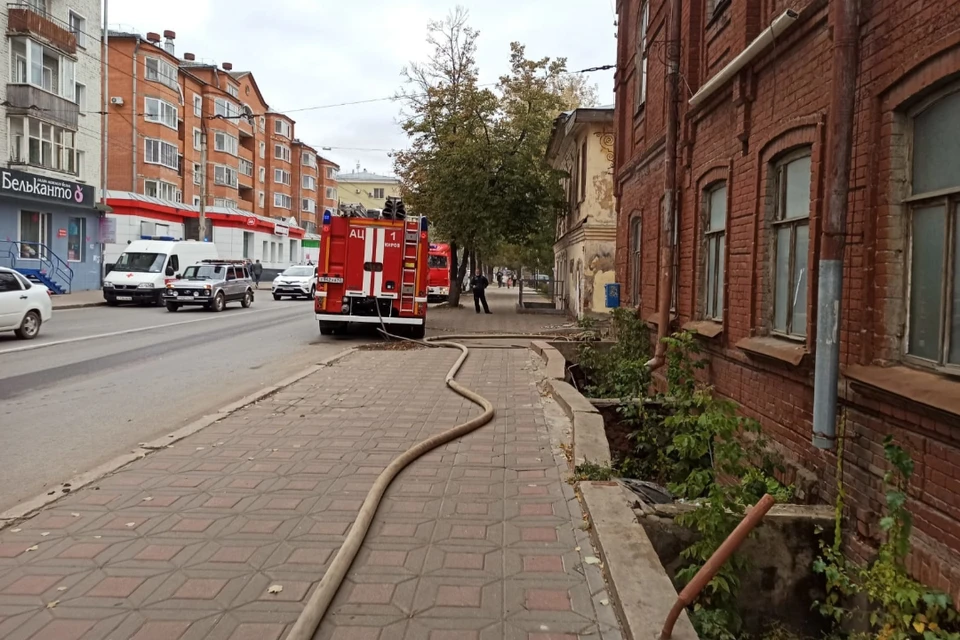 К тушению пожара привлекались три пожарных расчета. Фото: 43.mchs.gov.ru