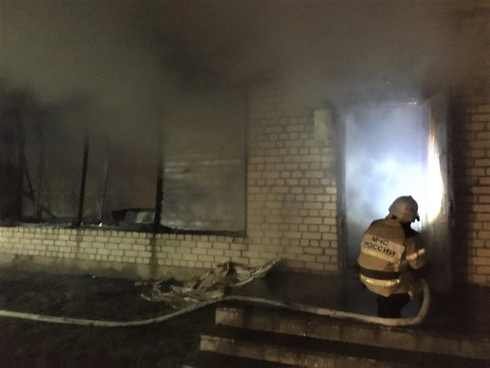 Пожар усилиями огнеборцев пожарно-спасательной части № 25 был ликвидирован в 23:38.