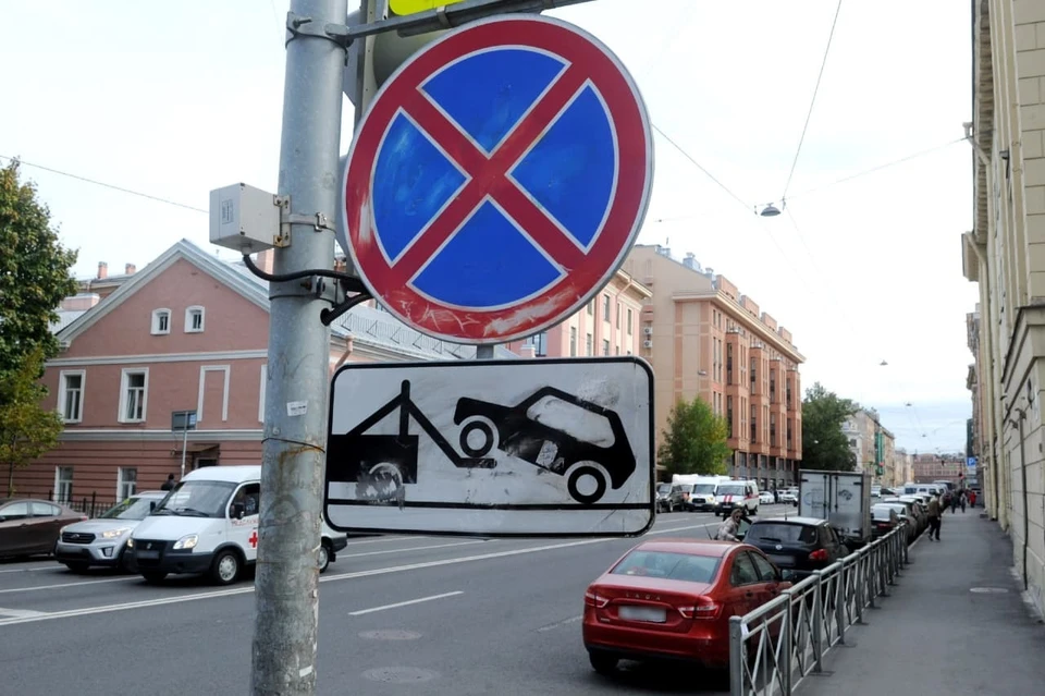 Платная парковка на 71 новой улице Петербурга запустится до конца осени.