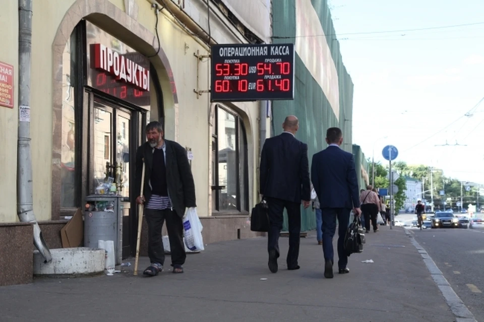Больше всего в России семей, которым хватает денег только на еду и одежду
