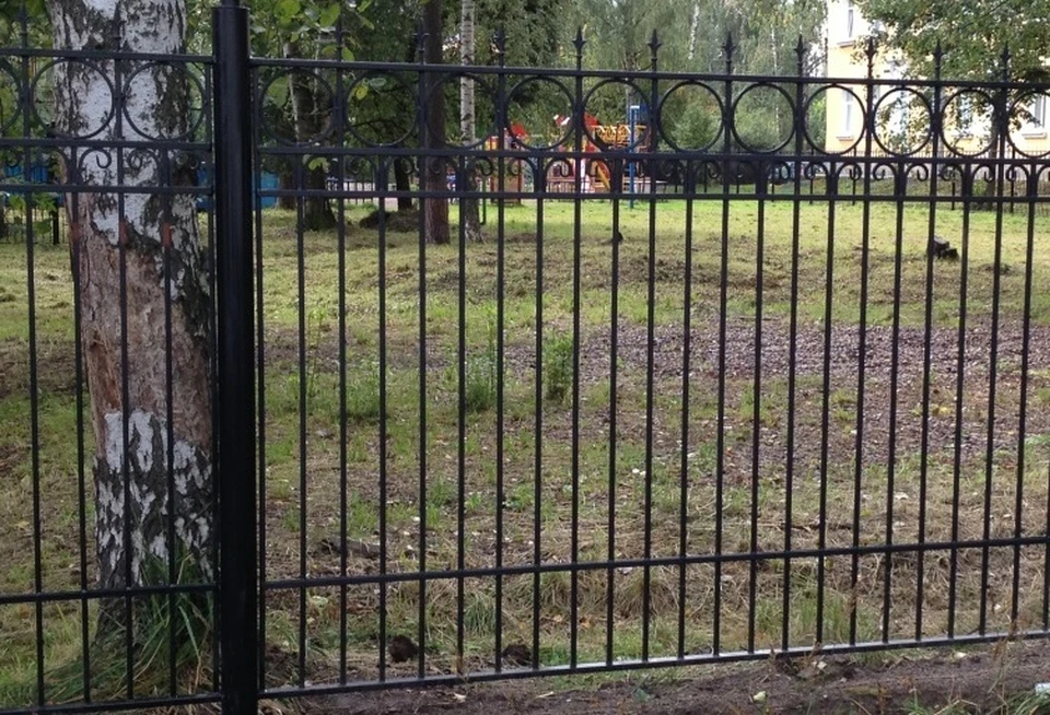 Старые ограды вокруг скверов и парков обычно были тяжелыми