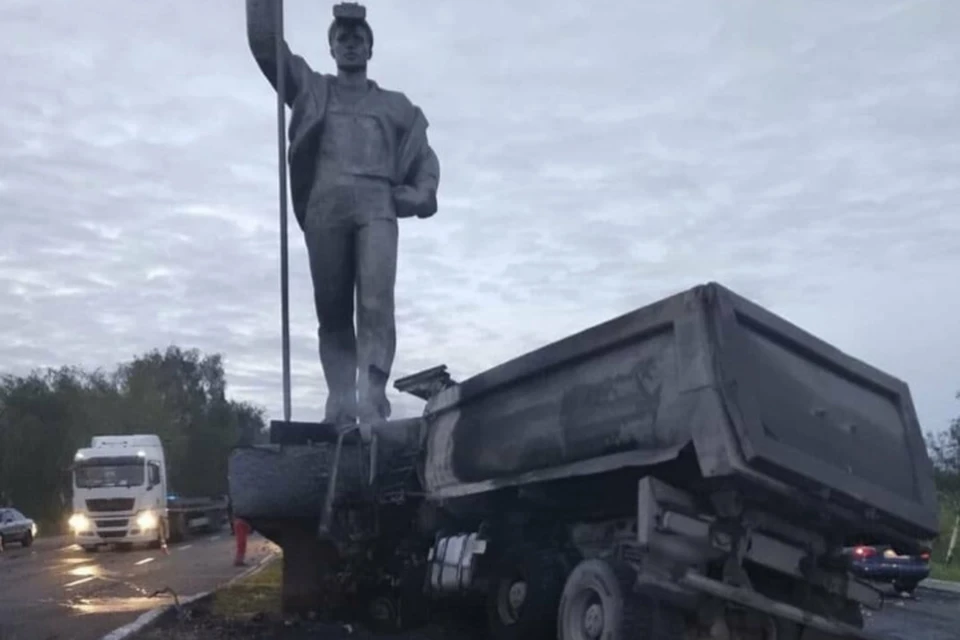 Скульптура «Сталевар» устояла после того, как в нее врезался грузовик, груженный шлаком. Фото: НПУ