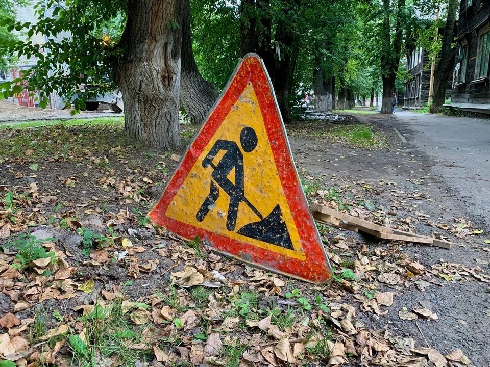 Сейчас ремонт тротуаров на участках ул. Яковлева и Красноармейской от Пушкина до Сибирской выполняют семь бригад, которые убирают старый асфальт, выравнивают основание и укладывают плитку.