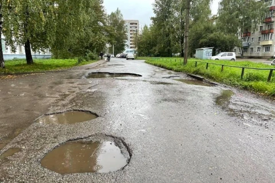 Ярославцы решили за свои деньги отремонтировать дорогу к поликлинике №2. Фото: группа "Дороги Ярославля" Темур Абдуллаев