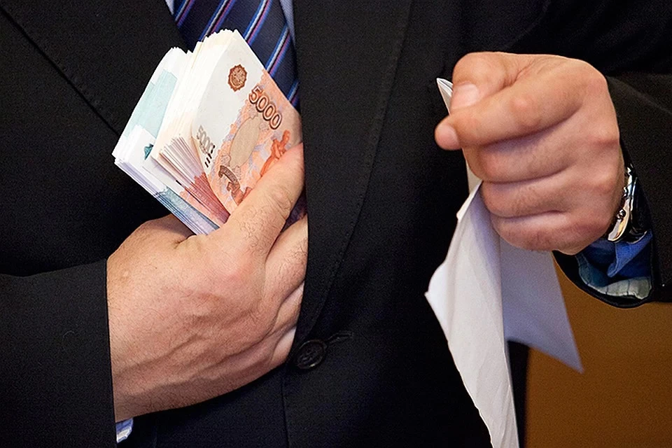 Коммерческую тайну пытались купить по поручению третьего лица, предоставившего деньги для подкупа.