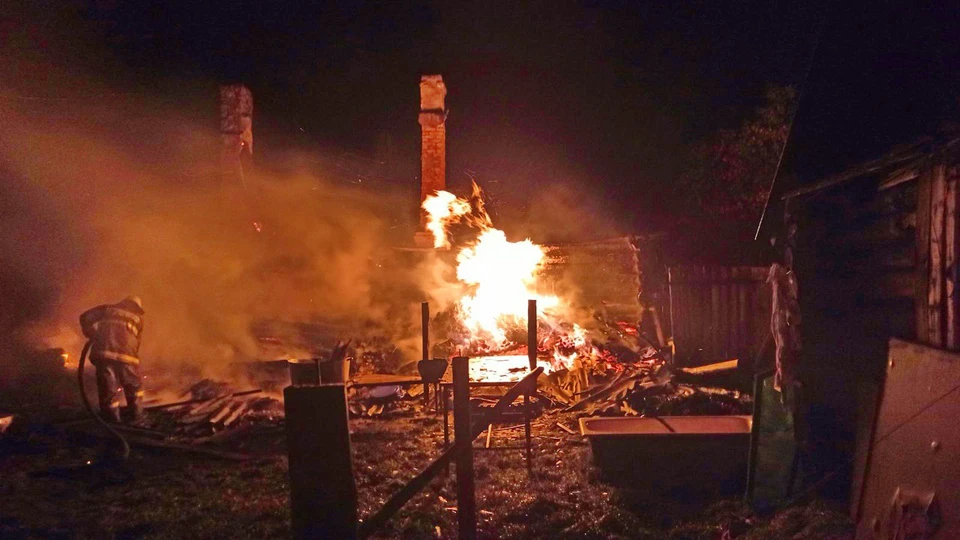 Жилой дом сгорел ночью в Краснинском районе. Фото: пресс-служба ГУ МЧС по Смоленской области.