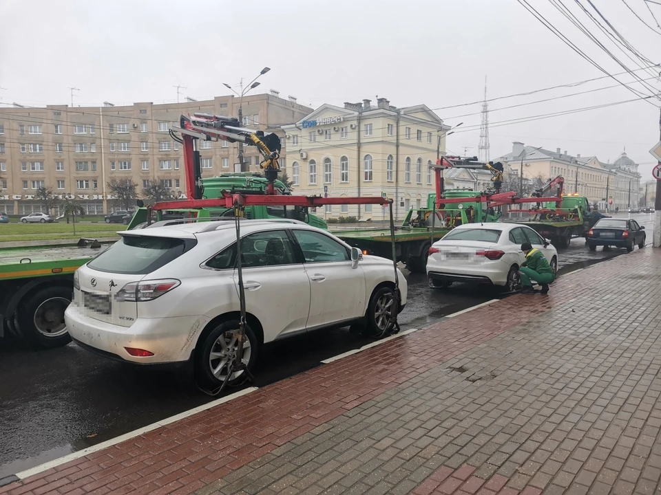 В Твери эвакуировали автомобили за нарушение правил стоянки Фото: УГИБДД России по Тверской области